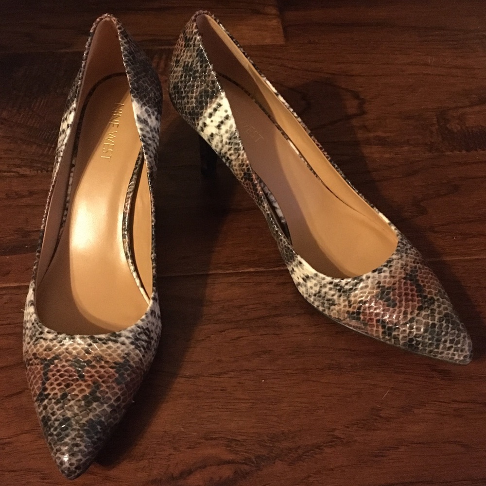 NWOT  Nine West snake skin pump.